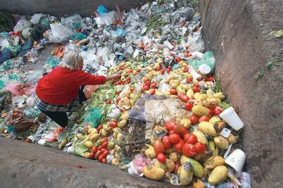 Hacen el mandado entre los desechos 