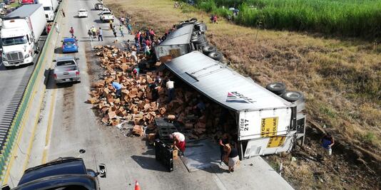Saquean tráiler de cervezas accidentado en Veracruz