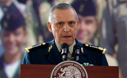 FGR le notifica investigación a Cienfuegos, y el general se va a su casa