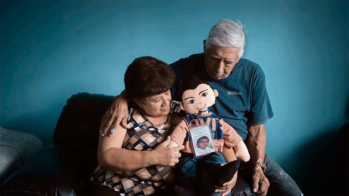 Artesanos de Orizaba hacen muñecos que simbolizan a los hijos desaparecidos. Foto: Hasta encontrarlos