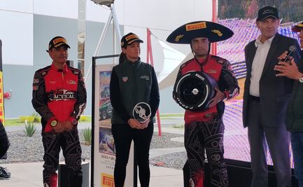 Ricardo Cordero recibe la llanta por ser el más rápido de la Qualy de la Carrera Panamericana 2024