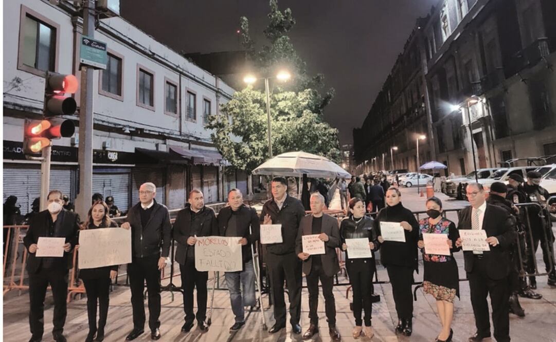 Una docena de diputados de Morena de Morelos se manifestaron en Palacio Nacional en contra del homicidio de la diputada Gabriela Marín.