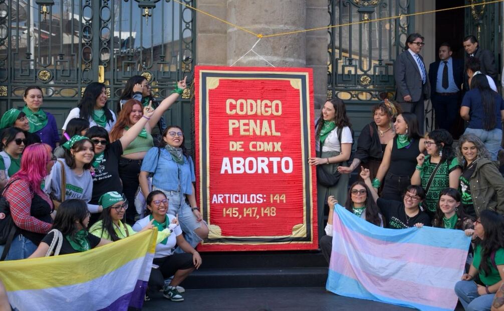 Colectivos feministas se reunieron afuera del Congreso de la CDMX para protestar en contra del Código Penal, pues establece que el aborto solo es legal en las primeras 12 semanas de embarazo. Se rompió una piñata con la figura del Código y hubo un diálogo con Jesús Sesma Suárez, presidente de la mesa directiva. Foto: Santiago Cadena El Universal