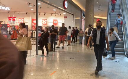Con largas filas y estancia permitida solo de 30 minutos, así reabren centros comerciales en CDMX