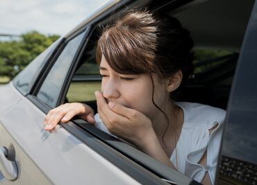 ¿Por qué algunas personas se marean cuando viajan en auto?