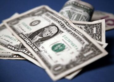 Baja dólar 10 centavos; cierra en $19.25