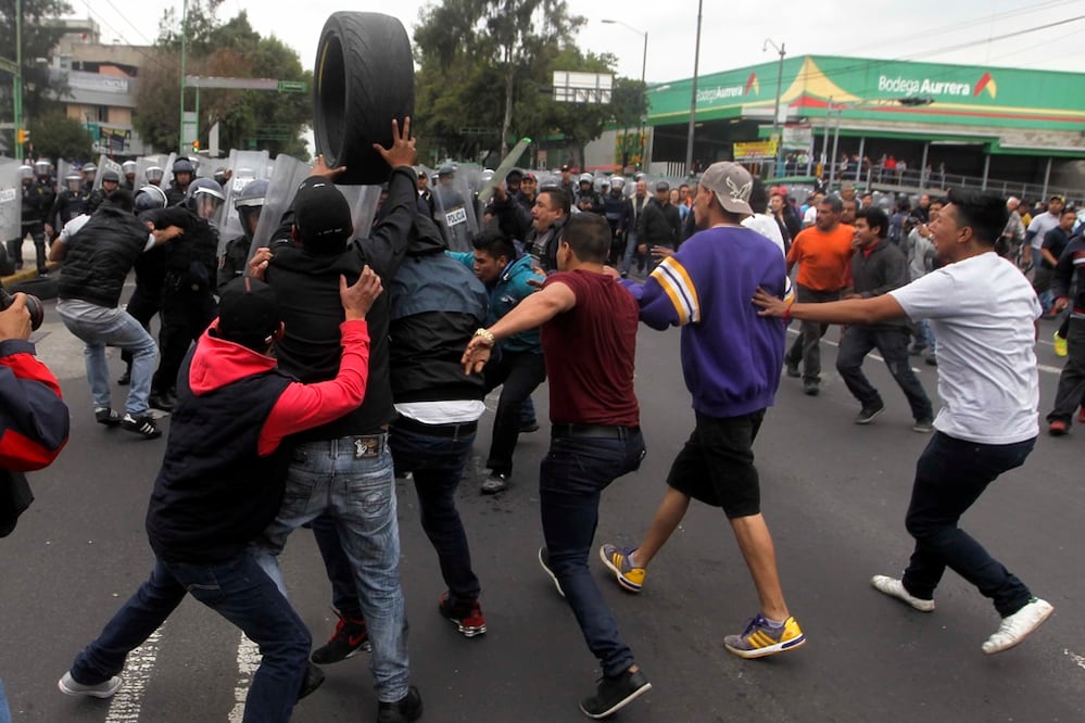 Durante un operativo contra el robo de autopartes realizado por elementos de la Secretaría de Seguridad Pública del Distrito Federal (SSPDF), en la colonia Buenos Aires, un grupo de jóvenes se enfrentaron a los uniformados