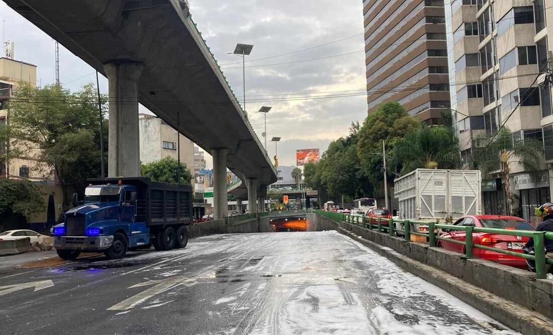 Se cumplen más de 15 horas del cierre de carriles centrales de periférico después de la volcadura de pipa de PEMEX. Foto: Juan Carlos Williams