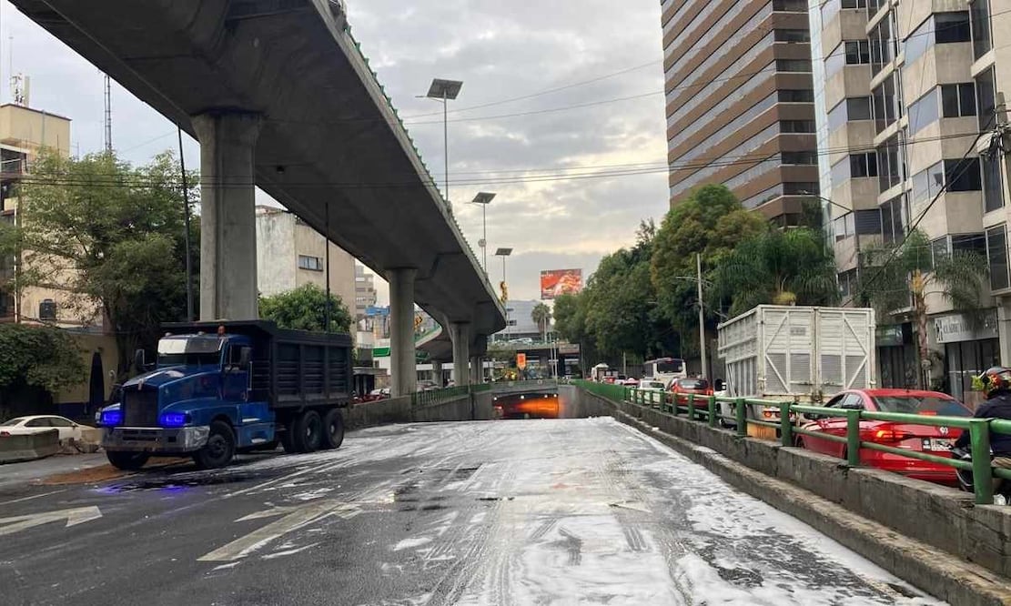 Se cumplen más de 15 horas del cierre de carriles centrales de periférico después de la volcadura de pipa de PEMEX. Foto: Juan Carlos Williams