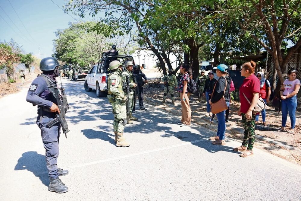 El Ejército impidió que pobladores cerraran la carretera Acapulco-Zihuatanejo para exigir justicia por la masacre. Foto: Especial
