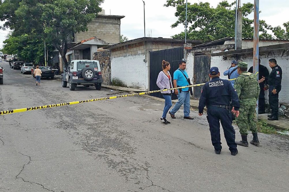 Policías estatales acudieron a la calle Calvario de la colonia Linda Vista, donde acordonaron el área del crimen. (TONY RIVERA. ELUNIVERSAL)