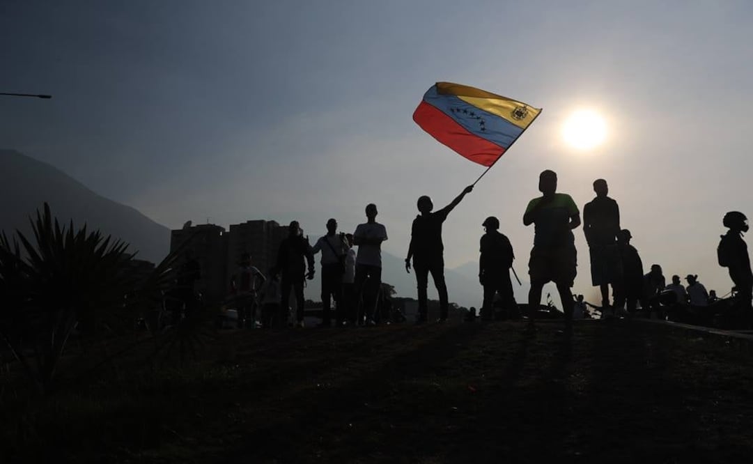 Simpatizantes del presidente de la Asamblea Nacional, Juan Guaidó, se manifiestan este martes, en Caracas (Venezuela).  (Foto: EFE)