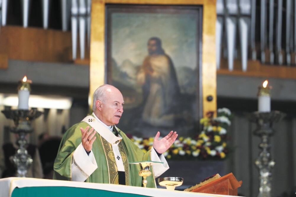 Al presidir la misa dominical en la Basílica de Guadalupe, el arzobispo de México, Carlos Aguiar Retes, pidió a los católicos orar por aquellos que se encuentran de viaje y por los que están presos. (BERENICE FREGOSO. EL UNIVERSAL)