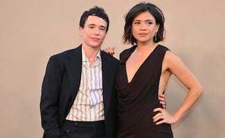 Elliot Page y su novia Julia Shiplett presumen su amor en la alfombra roja del estreno de "The Odyssey"