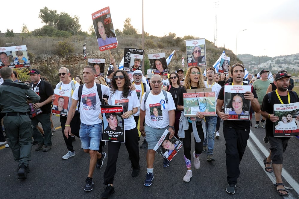 Familiares, amigos y simpatizantes de los rehenes retenidos por Hamas en Gaza participan en una marcha desde Tel Aviv a Jerusalén. Foto: EFE