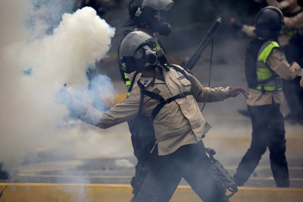 Policía lanza bomba de gas lacrimógeno contra opositores de Maduro en Venezuela (Foto: Reuters)