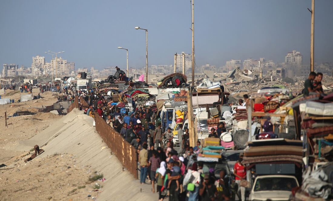 Desplazados palestinos se drigen al sur de Gaza, tras la ofensiva lanzada por israel en el centro del enclave. FOTO: EYAD BABA. AFP