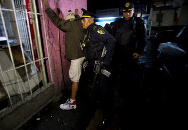 Detienen a cinco en Operativo Rastrillo en Iztapalapa