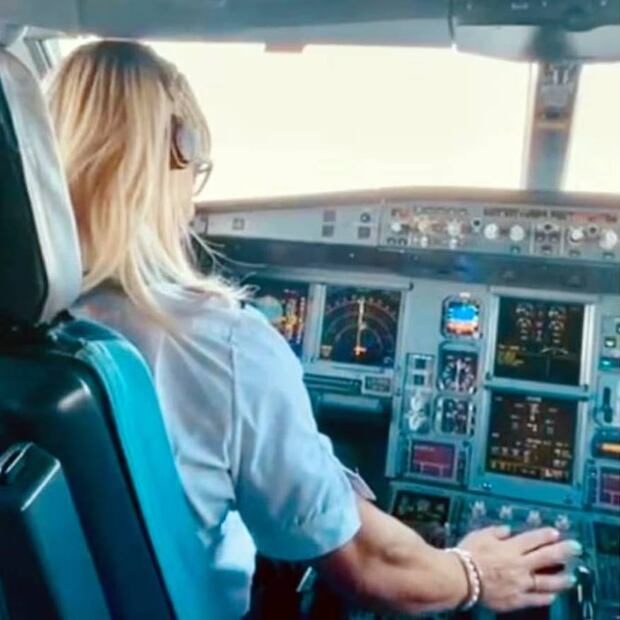Traniela al mando del Airbus 330-300 con el que voló a Ushuaia y a Miami.
Foto: Facebook / Traniela Carle Campolieto