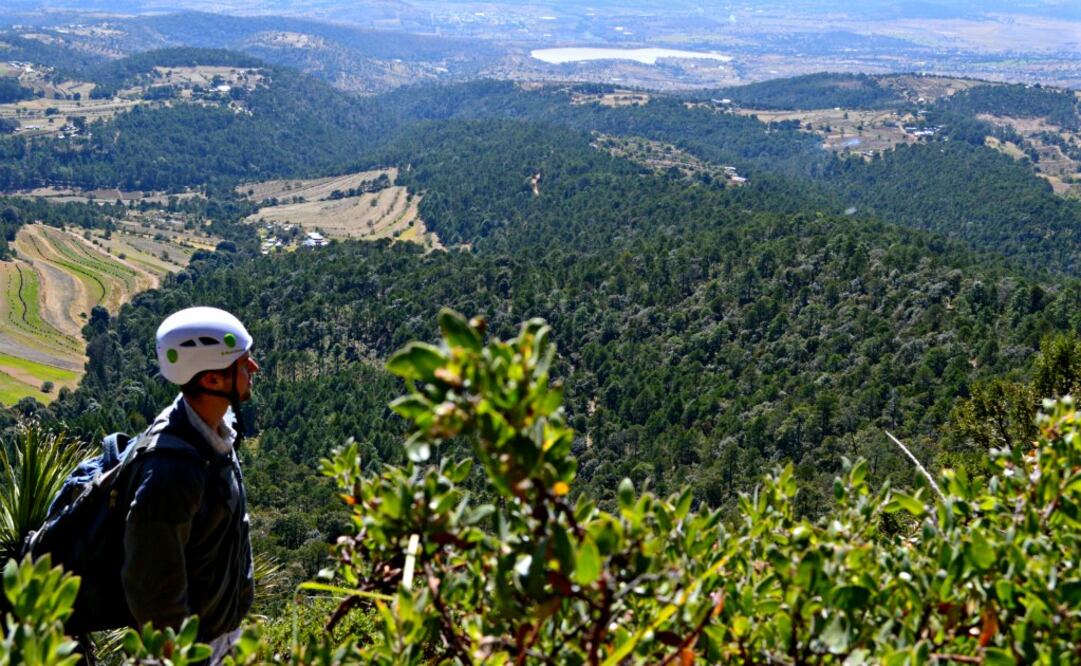 Escala la Peñuela para luego descender a rappel y apreciar las pinturas rupestres. (Foto: Secture Tlaxcala)