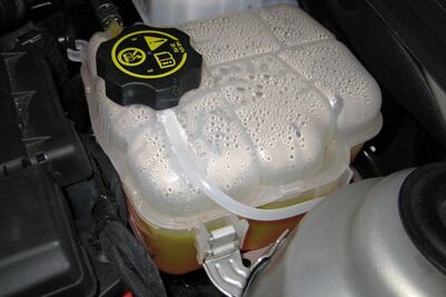 Cómo saber si tiene fuga el anticongelante de mi auto