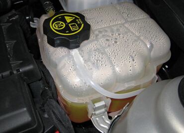 Cómo saber si tiene fuga el anticongelante de mi auto