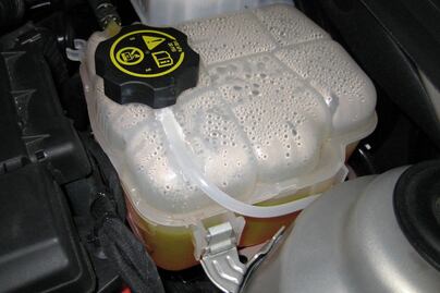 Cómo saber si tiene fuga el anticongelante de mi auto