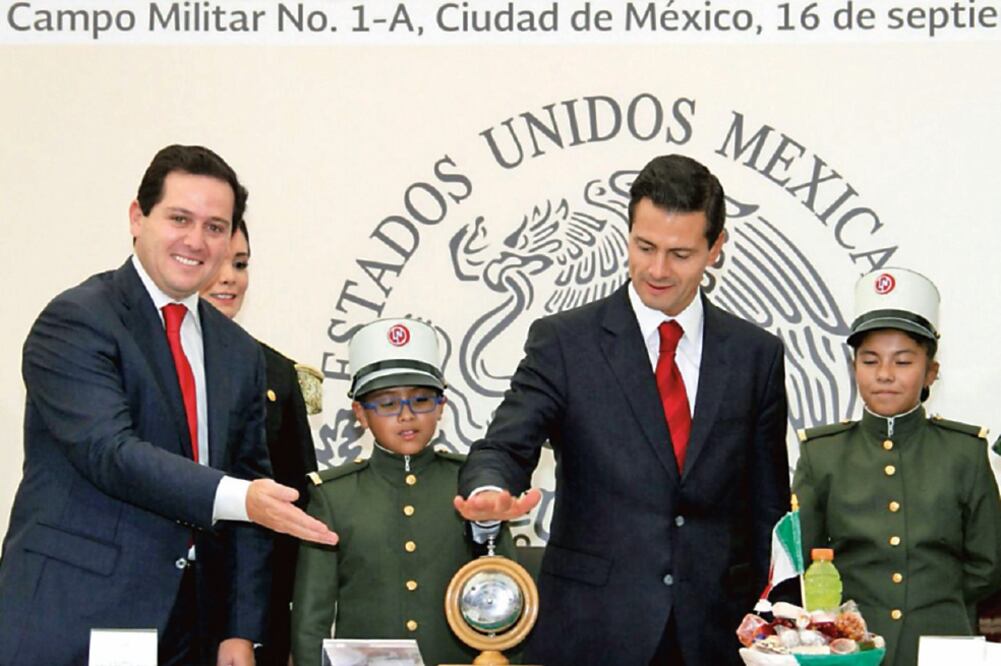 El presidente Enrique Peña Nieto hizo sonar la campana para iniciar el sorteo de la Lotería Nacional conmemorativo del día de la Independencia (LOTERÍA NACIONAL)
