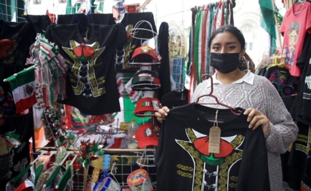 Llaveros de AMLO, virgencitas y banderas, lo más vendido en carritos de adornos patrios del Centro Histórico