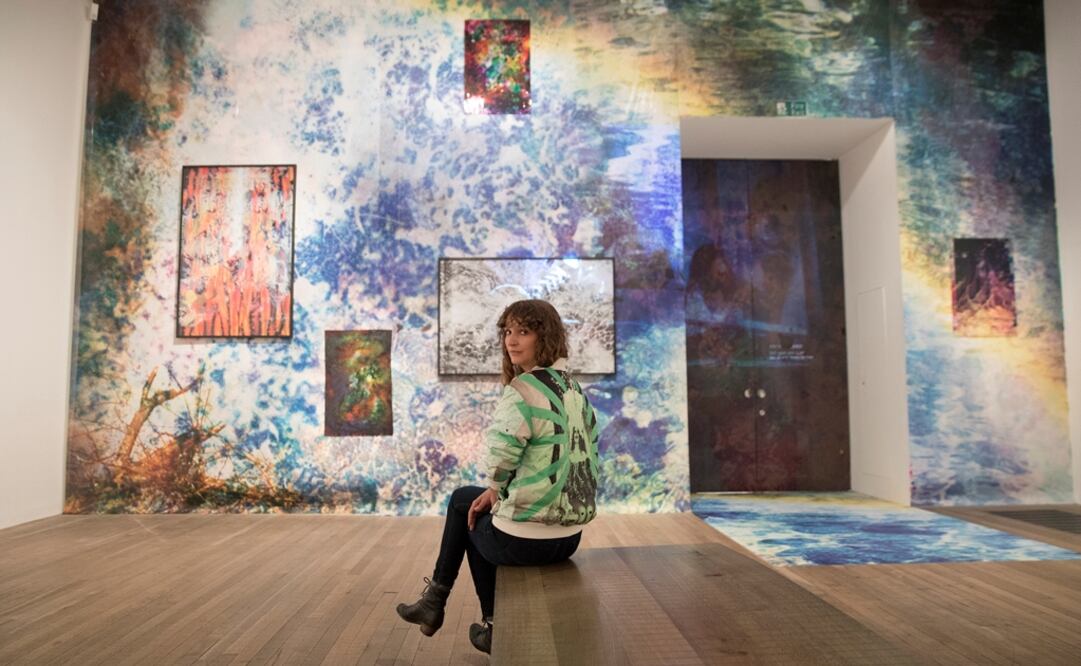 La artista Maya Rochat posa frente a su trabajo, "A Rock is a River". Foto: Reuters/Simon Dawson