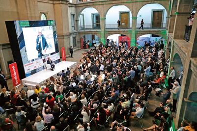 Slim puede abrir negocio de selfies