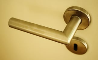 Vacaciones sin preocupaciones: cómo dejar tu casa vigilada antes de salir