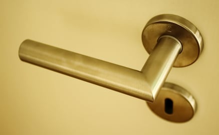 Vacaciones sin preocupaciones: cómo dejar tu casa vigilada antes de salir