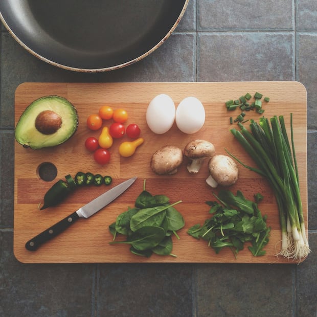 Debes lavar tu tabla para picar después de cortar los alimentos. Foto: Unsplash