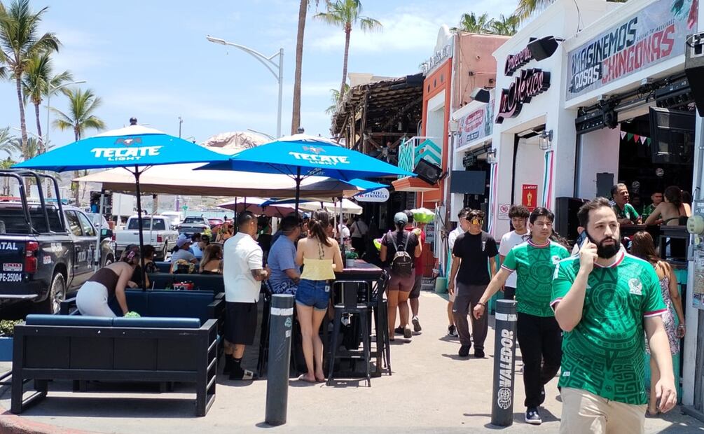 Cientos de personas, incluso del otro lado de la frontera, se concentraron en la avenida Revolución, en el centro de Tijuana, para ver de manera gratuita el partido inaugural de la Copa Mundial de Fútbol. | Foto: Especial.