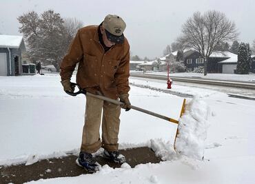Inician tormentas invernales en EU; pega a Dakota del Norte