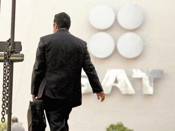 SAT detecta que notarios y corredores públicos dan de alta ante el fisco a factureras