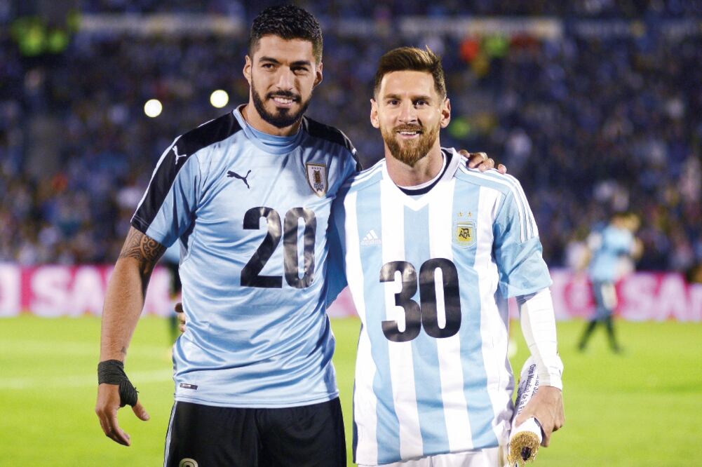 Suárez y Messi, a favor de candidatura mundialista conjunta. (CARLOS PAZOS. REUTERS)
