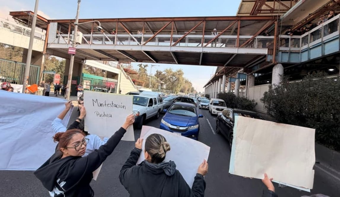 Protestan vecinos y animalistas en la GAM por perros del Deportivo Galeana; exigen acceso a supervisión. Foto: Frida Sánchez
