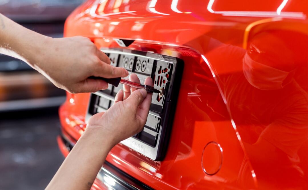 ¿De cuánto es la multa por tapar la placa de tu auto en CDMX? Foto: Adobe