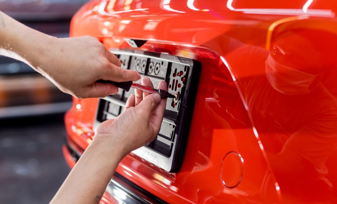 ¿De cuánto es la multa por tapar la placa de tu auto en CDMX? Foto: Adobe