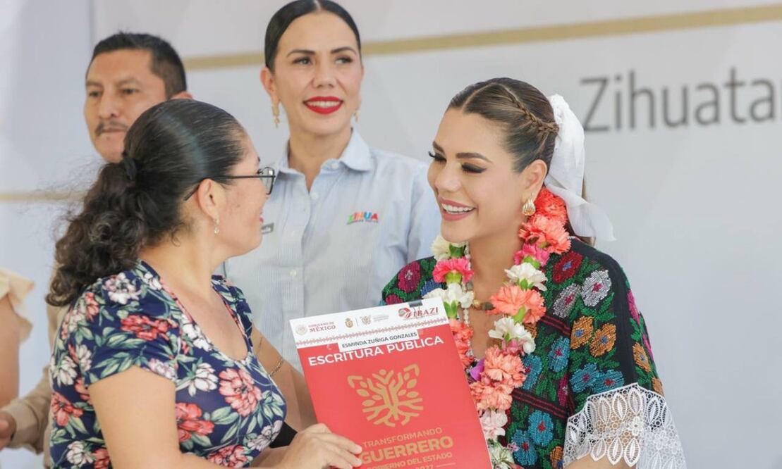 Evelyn Salgado Pineda hace entrega de documentos de vivienda. Foto: Especial.