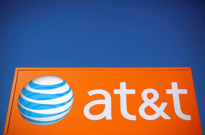 AT&T says vice chairman de la Vega to retire