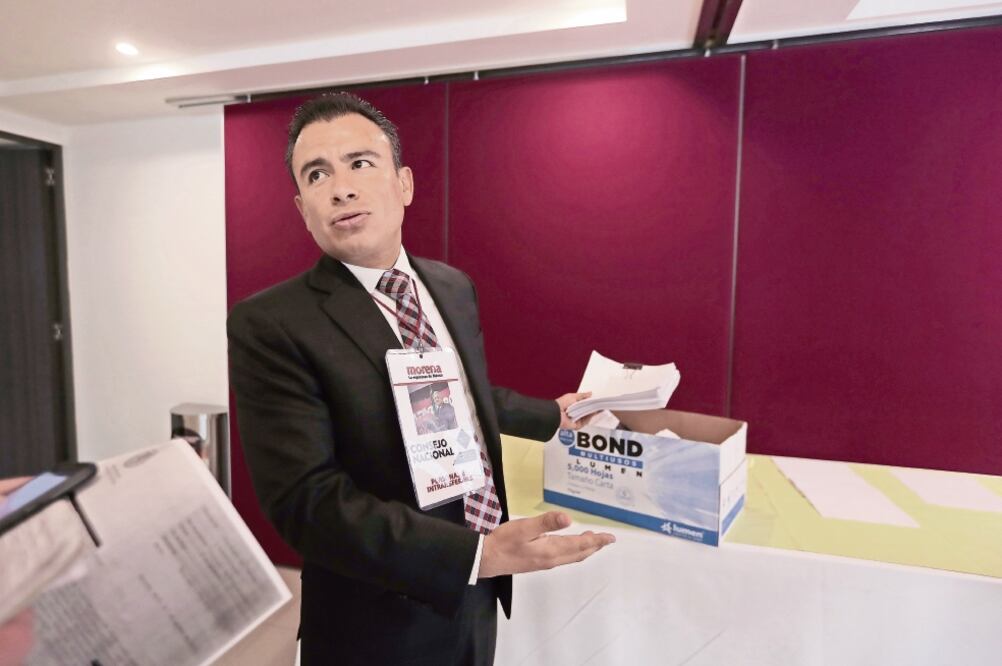 El diputado Fidel Calderón Torreblanca acusa que los tres millones de pesos fueron solicitados y recibidos por el hermano de Silvano Aureoles Conejo, Antonio García Conejo (ALEJANDRO ACOSTA. EL UNIVERSAL)