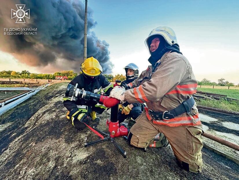 Los rescatistas trabajan para extinguir un incendio tras un ataque ruso en la región de Odesa, el 6 de septiembre. Foto: AP