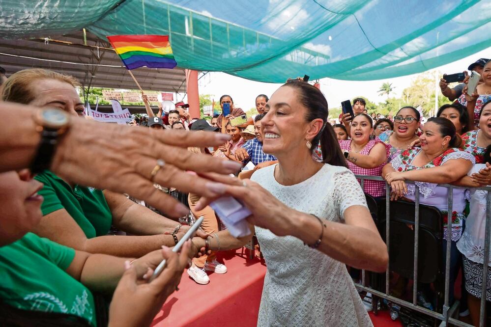 Claudia Sheinbaum encabezó ayer un evento en Playa del Carmen, donde el activista José Urbina, opositor al Tren Maya, interrumpió el acto para exigir que detenga la construcción del Tramo 5. Foto: Diego Simón / EL UNIVERSAL