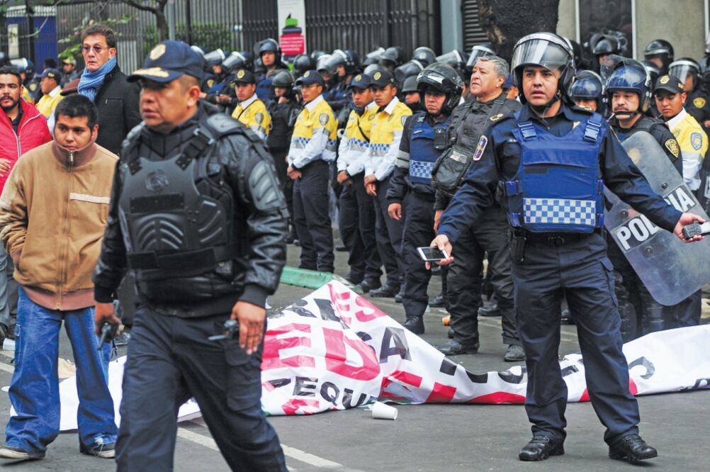 Campesinos de Michoacán realizaron un bloqueo en Chapultepec hasta llegar a la Confederación de Propietarios Rurales (HUGO GARCÍA. EL UNIVERSAL)