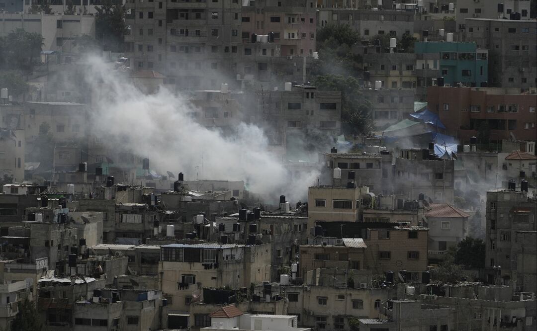Columnas de humo se alzan durante una redada de las fuerzas militares israelíes en Nur Shams, Cisjordania. Foto: AP