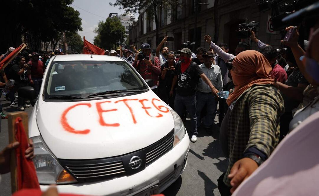 Acción de maestros de la CETEG afuera de la Secretaría de Gobernación. Foto: Gabriel Pano/ EL UNIVERSAL