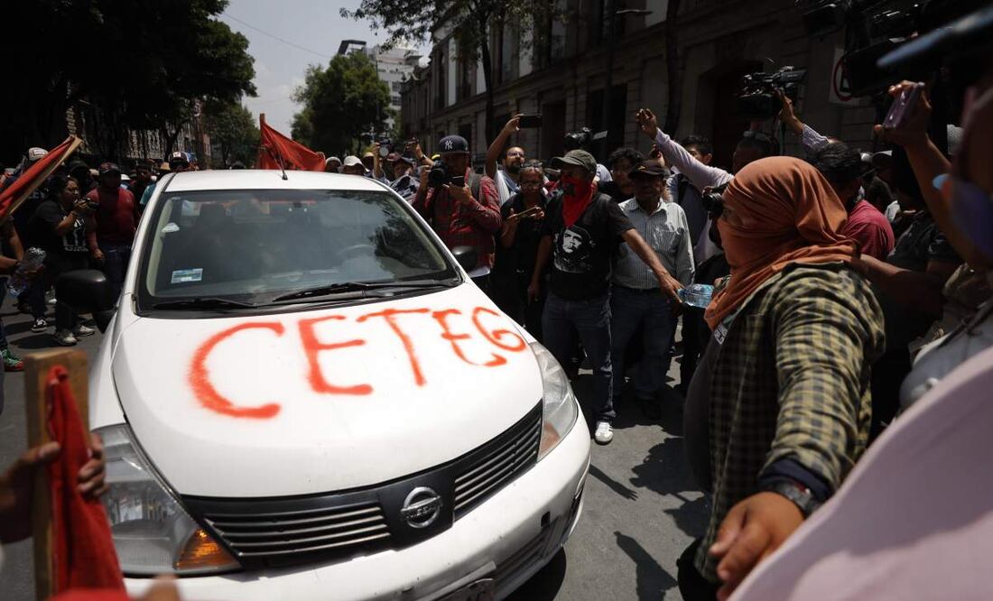 Acción de maestros de la CETEG afuera de la Secretaría de Gobernación. Foto: Gabriel Pano/ EL UNIVERSAL